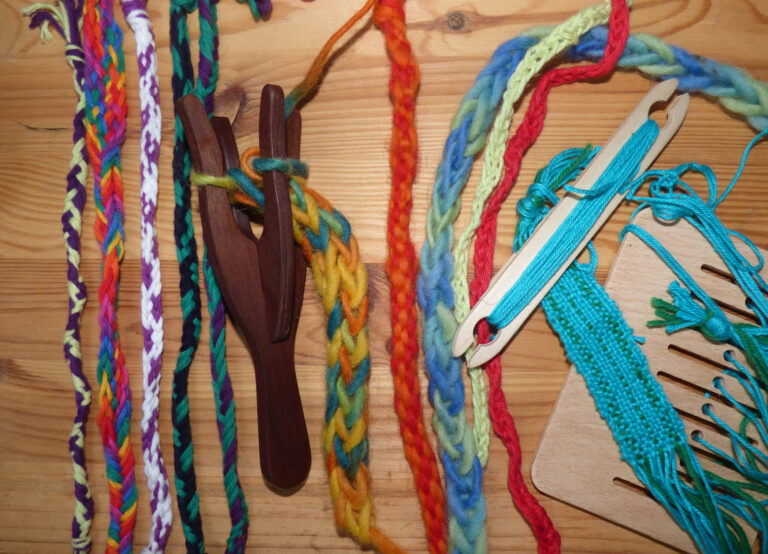 Kurs: Zauberhafte Bänder in vielen verschiedenen Techniken: flechten, weben, Kordeln drehen, Tundeln, Fingerstricken, …